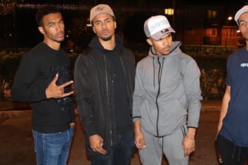 SAKYI 4 pose in the street