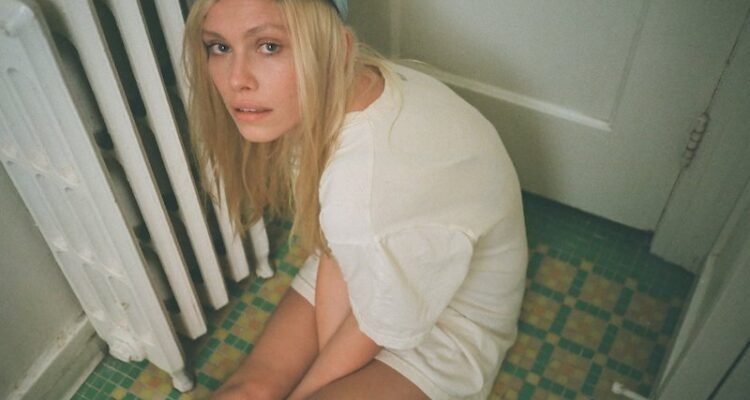 Emily Rowed press photo