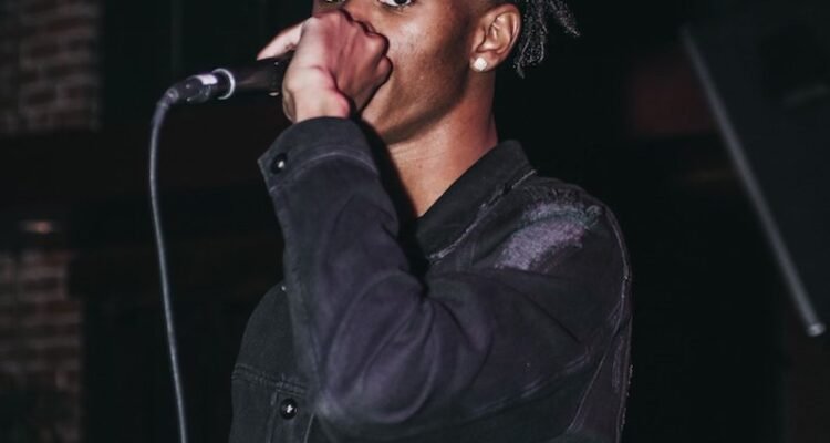 Discrete press photo