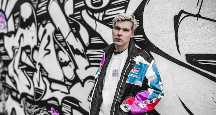 Discrete press photo