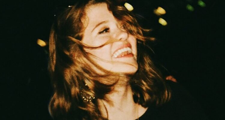 Maisie Peters - “Sad Girl Summer” photo