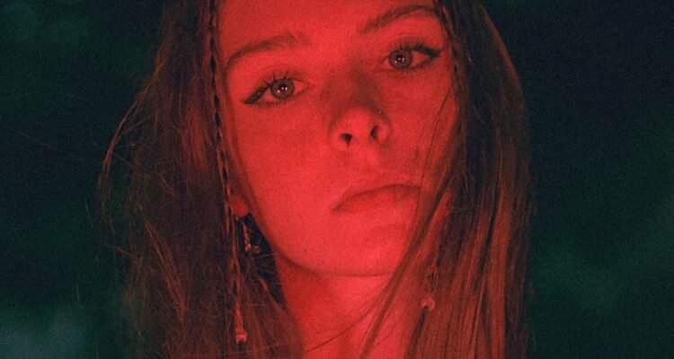 Holly Humberstone press photo by Phoebe Fox