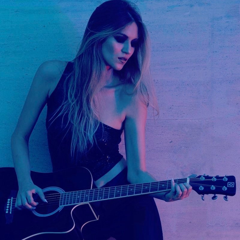 Marina Matiss press photo with guitar