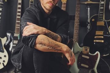 Dennis Lloyd press photo