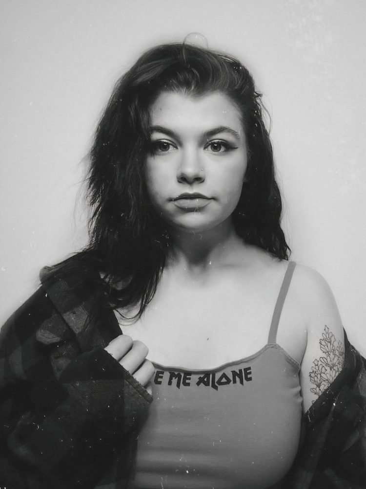 Emily Cole performs an acoustic version of her “Ain't My Vibe” single LIVE