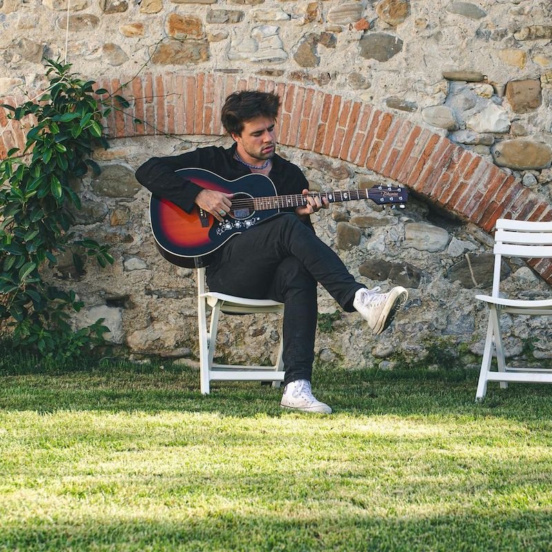 Mansfeld press photo playing a guitar