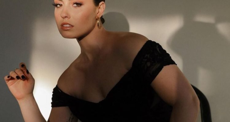 Sara Diamond - “Happy With Me” press photo