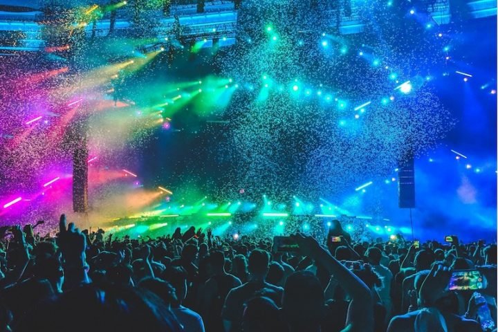 Animated photo of a music crowd