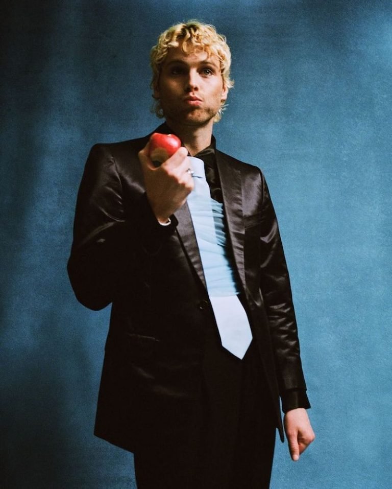 Luke Hemmings boy press photo