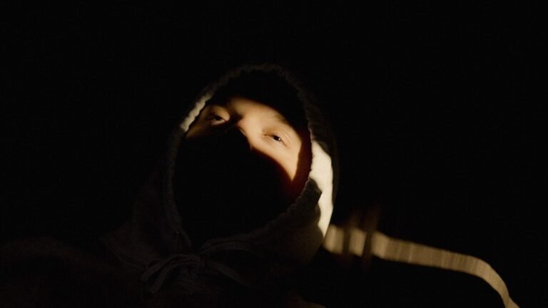 JVLY – “DROWNING IN MY ROOM” press photo