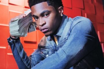 Tve Bandz press photo holding money to his ear