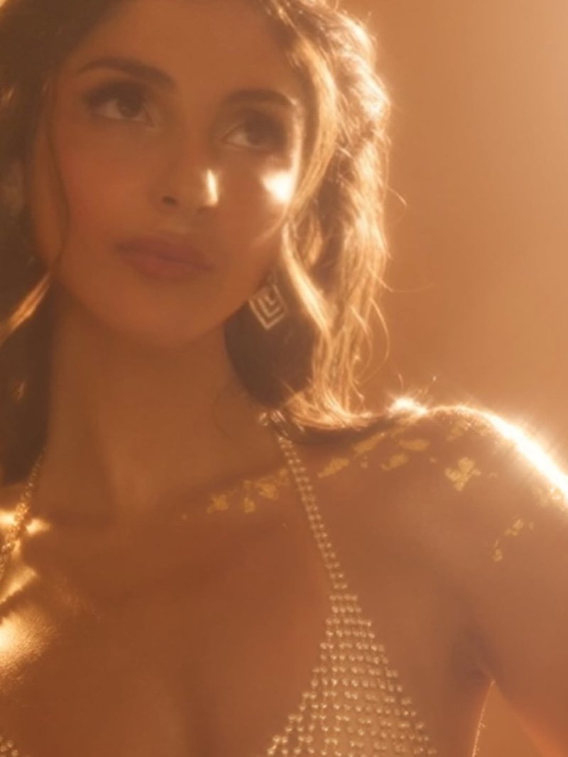 Laura Zanbaka "Floating" press photo